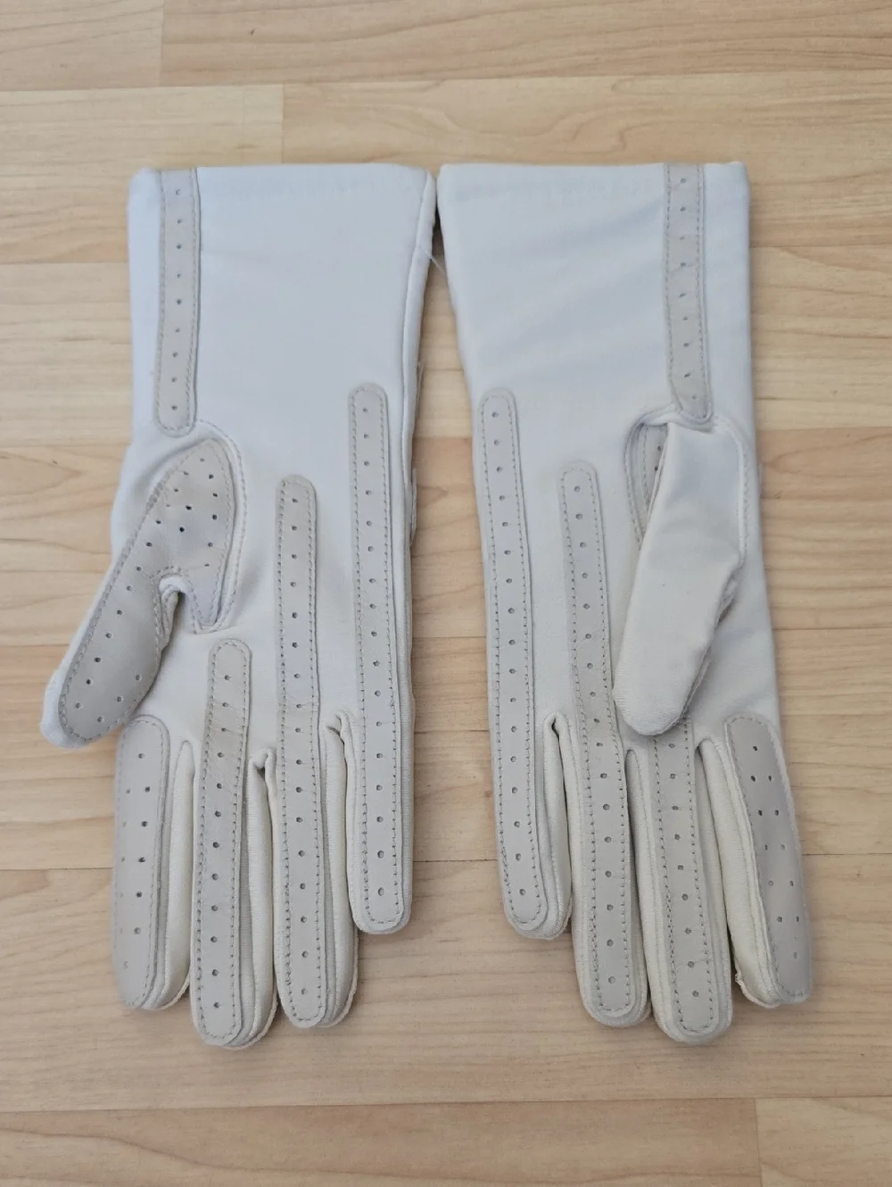 Isotoner Women's Stretch Classic Gloves in Light Cream Knit Lined - Picture 4 of 9